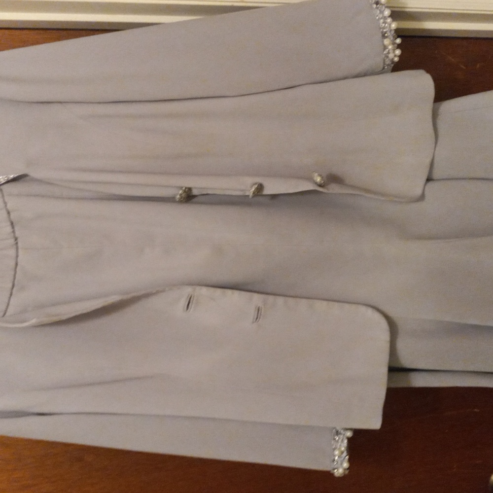Skirt suit